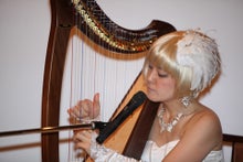 ハ－プ演奏者　サリ－さん